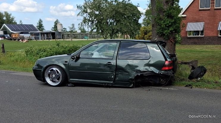 Twee auto's botsen op N979 bij Zevenhuizen, één gewonde