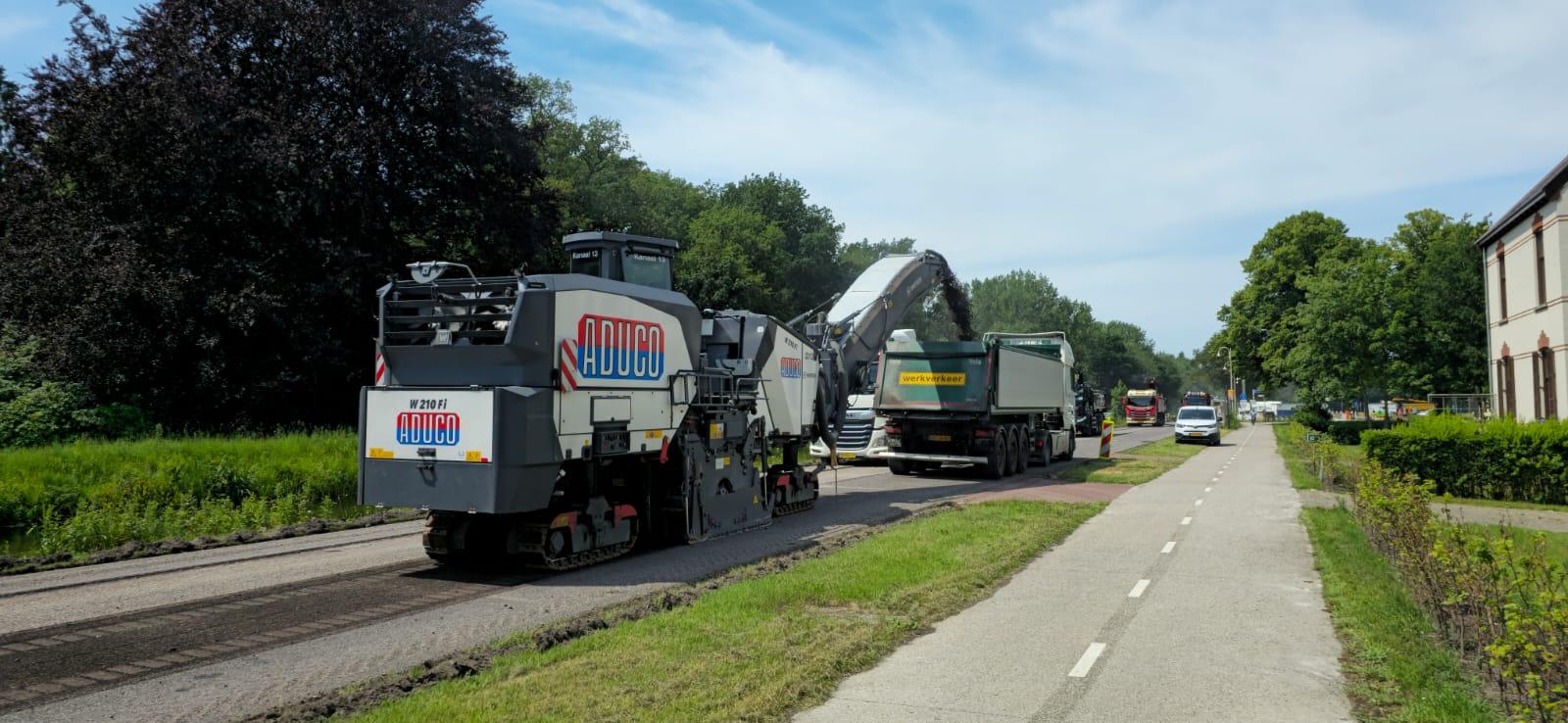 Werkzaamheden N919 bij Veenhuizen zorgen voor drukte en verwarring: verkeersregelaars hebben hun handen vol