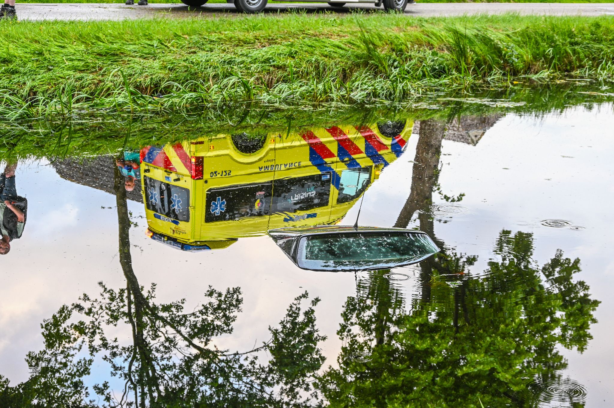 Auto te water in Haulerwijk