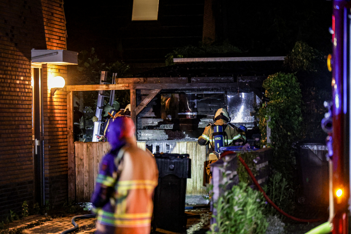 Overkapping naast woning vat vlam in Peize