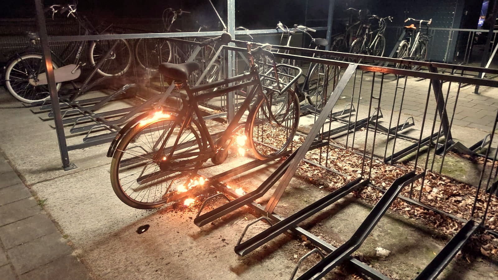 Drie fietsen in brand onder overkapping bij bushalte in Roden, politie onderzoekt brandstichting