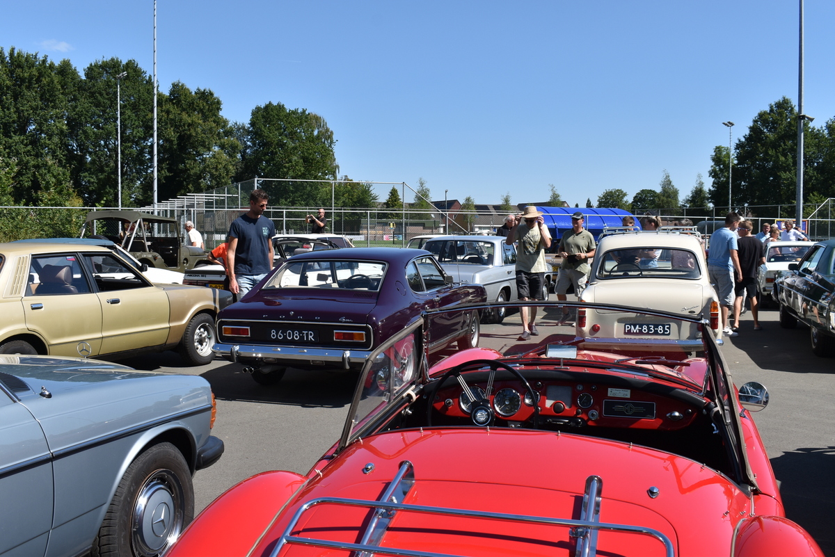 Brullende motoren en blinkend chroom tijdens Oldtimerfestival Zevenhuizen