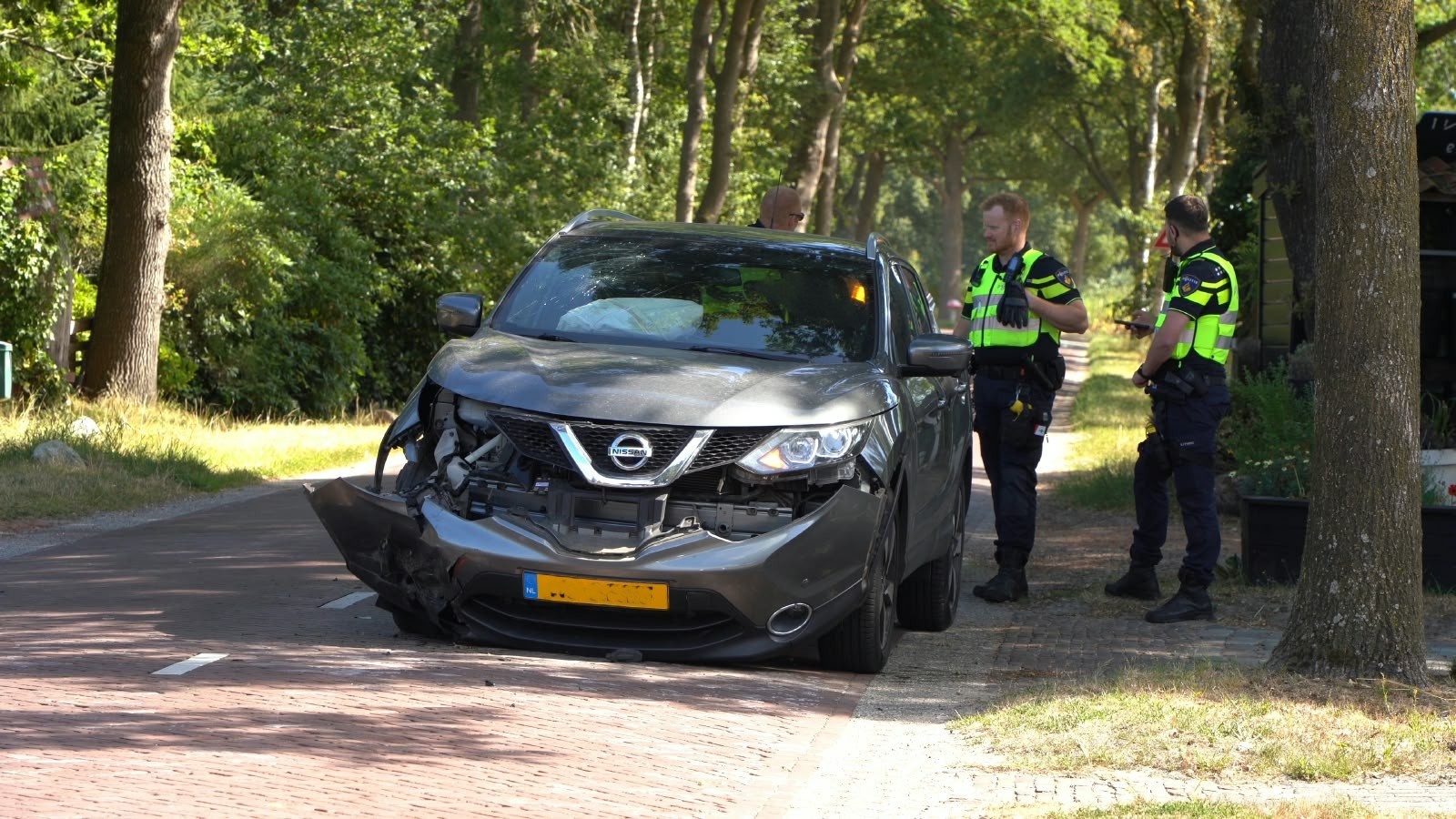 Automobilist en trekker botsen op Hoofdweg in Steenbergen (video)