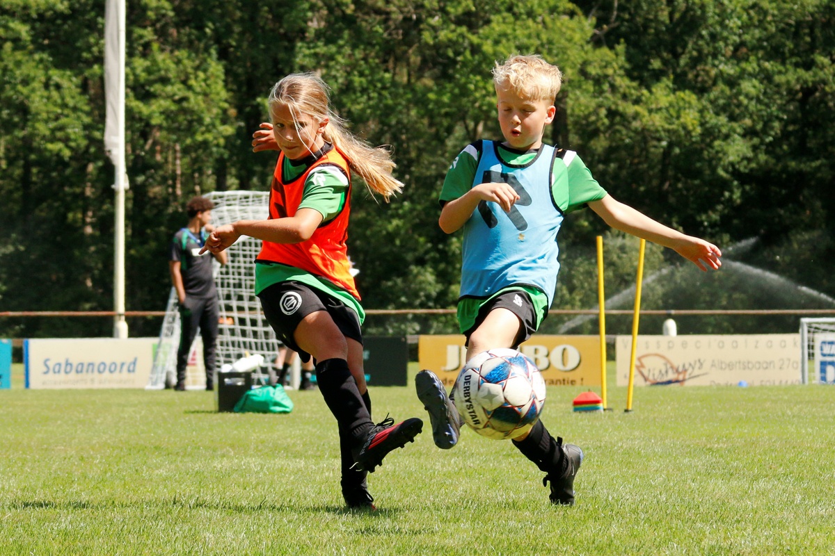 Ruim honderd jonge voetballers leven zich uit tijdens FC Groningen Voetbalkamp bij VV Roden