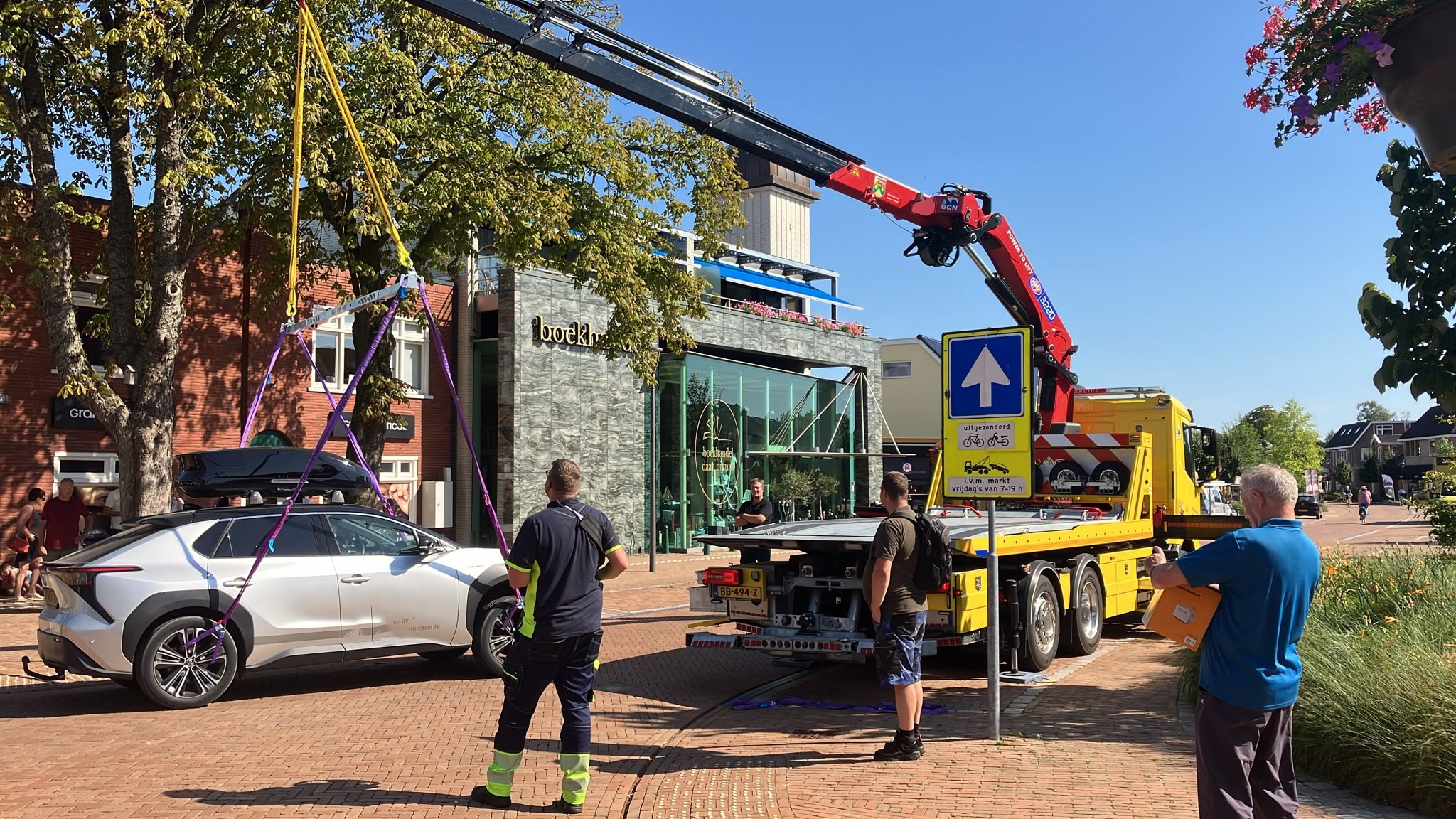 Auto komt niet zomaar los van rood paaltje bij weekmarkt in Roden - Dit is Roden - De nieuwswebsite 