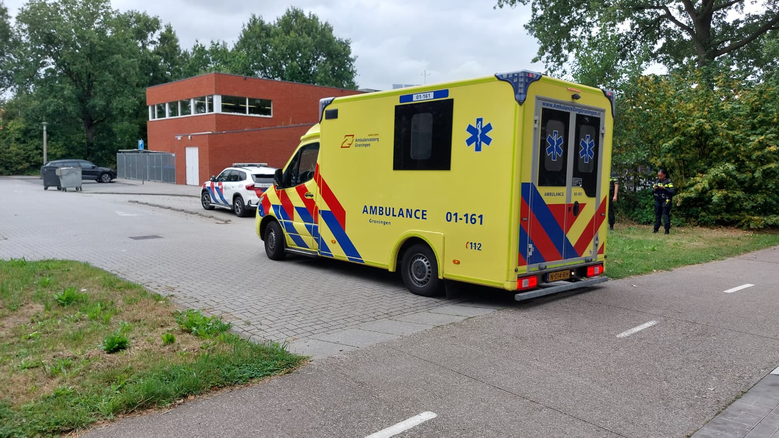 Fietser gewond na botsing met auto bij basisschool in Nieuw-Roden - Dit is Roden - De nieuwswebsite 