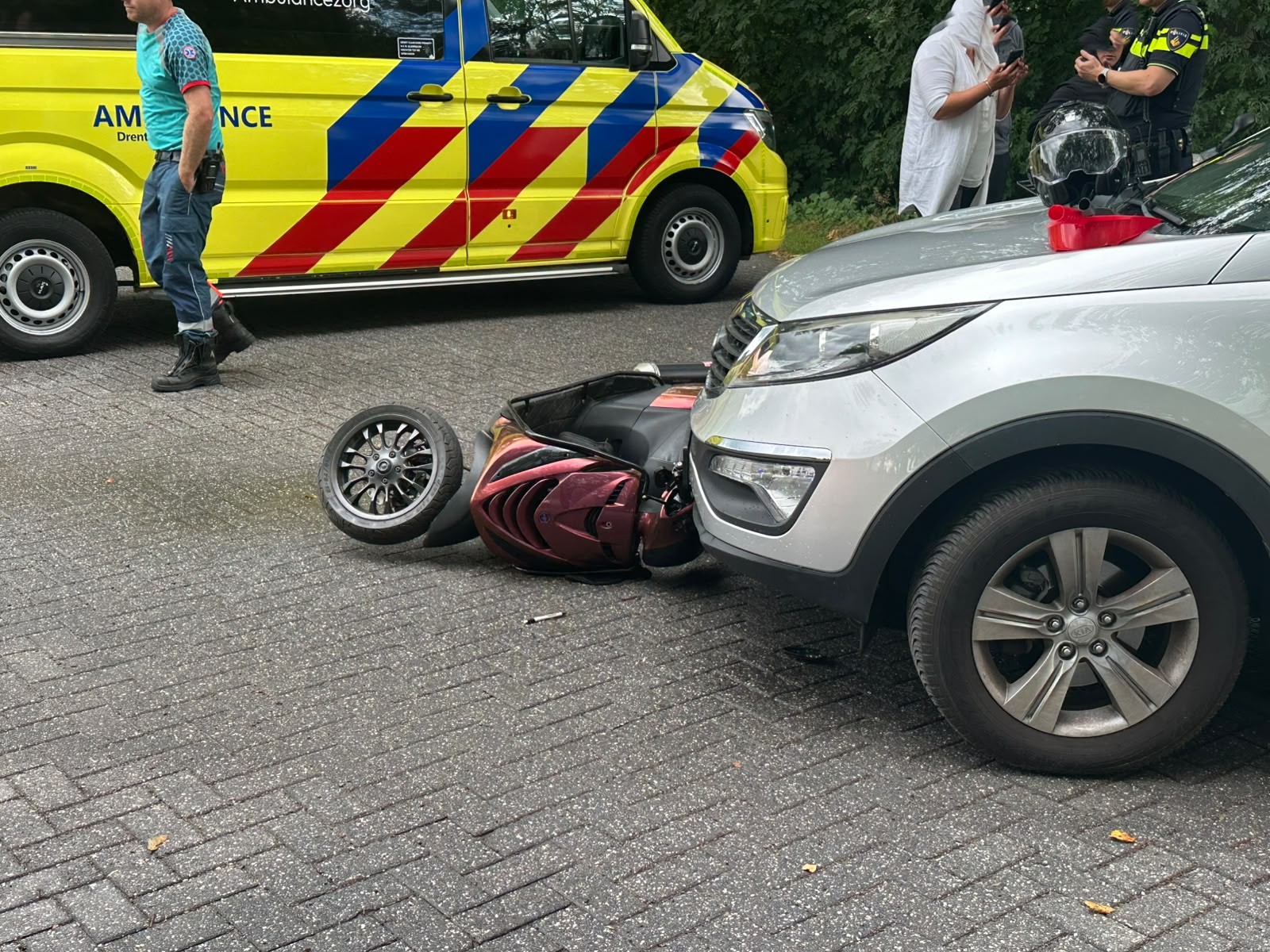 Scooterrijder en auto botsen in Roderesch