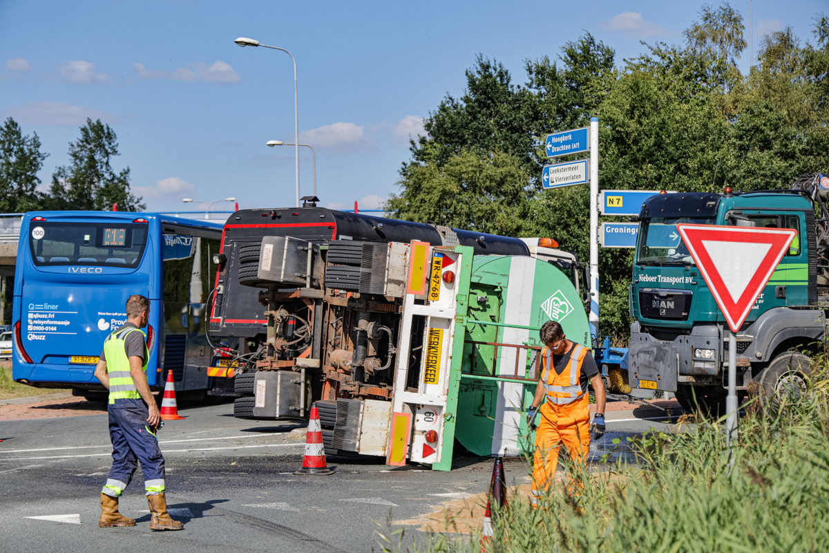 Trailer vol bitumen kantelt op rotonde bij Hoogkerk