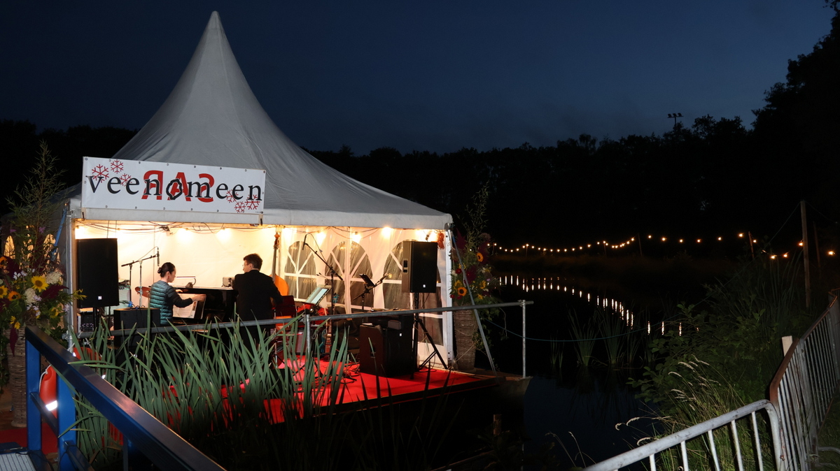 VeenOmeen opent met muziek, sfeer en een flinke knipoog naar de maan
