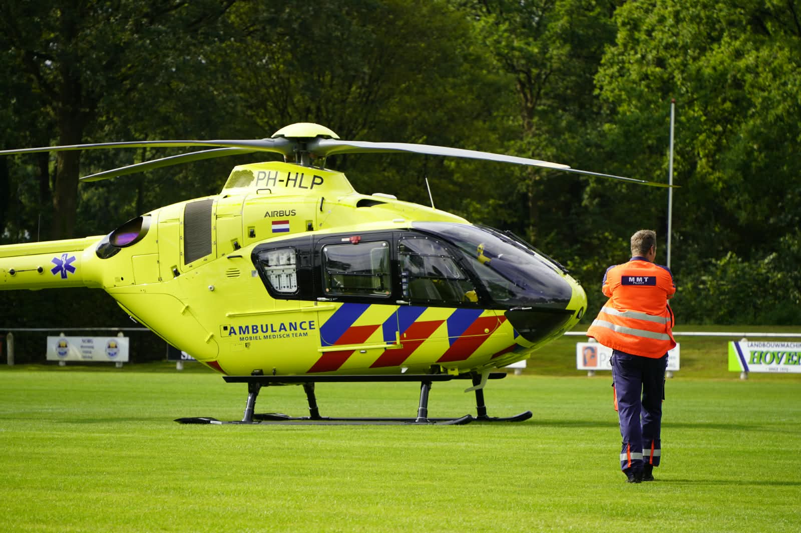 Splinternieuwe Lifeliner 4 landt midden op voetbalveld in Norg na medisch incident (video)