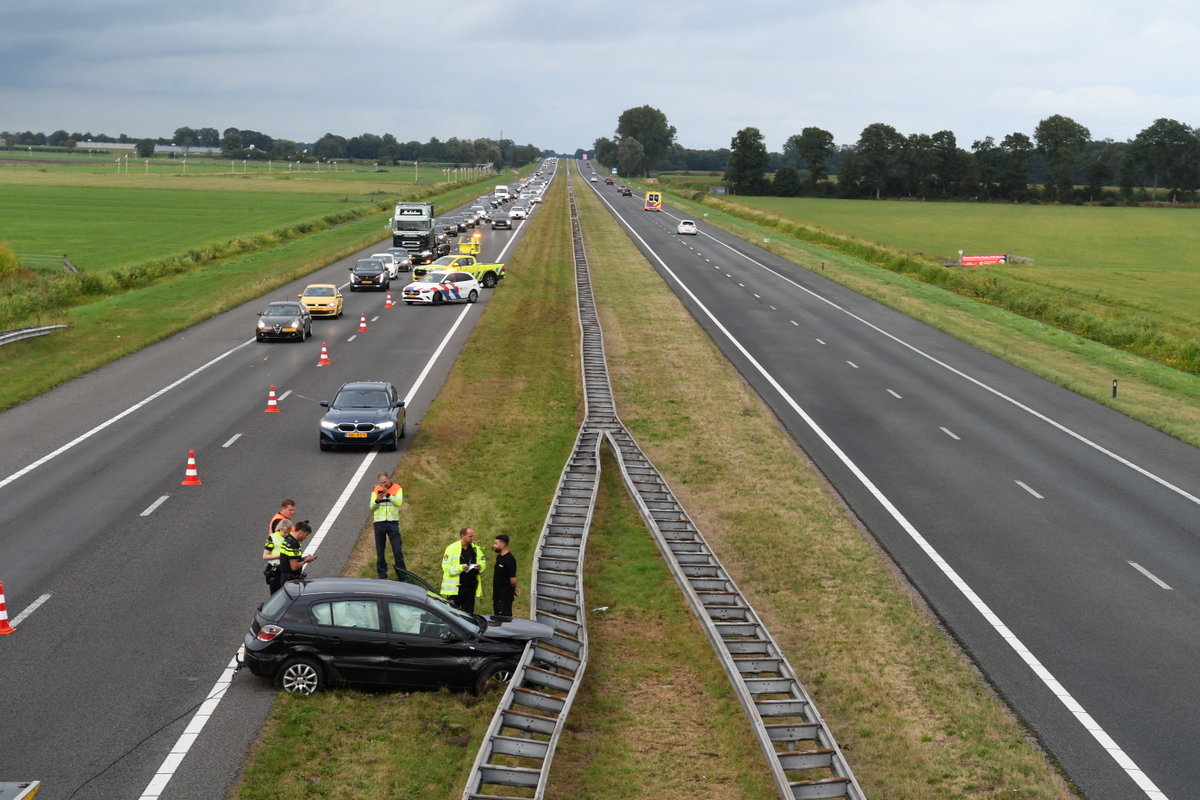 Automobilist rijdt de vangrail in op de A7