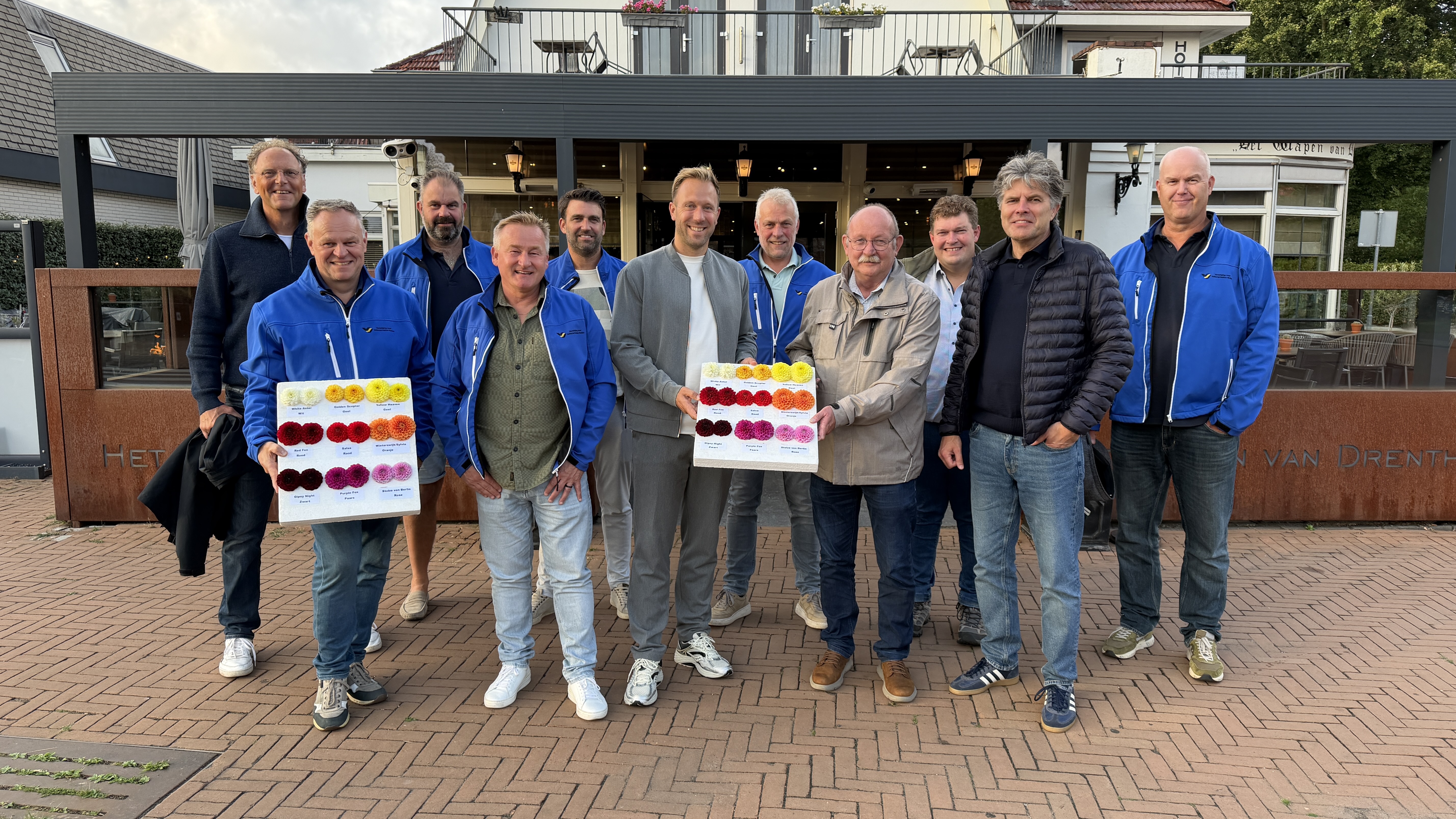 B&W en Volksvermaken op bloemenronde langs wagenbouwers
