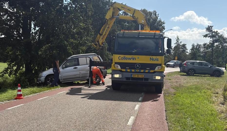 Auto belandt in sloot op N978 bij Midwolde