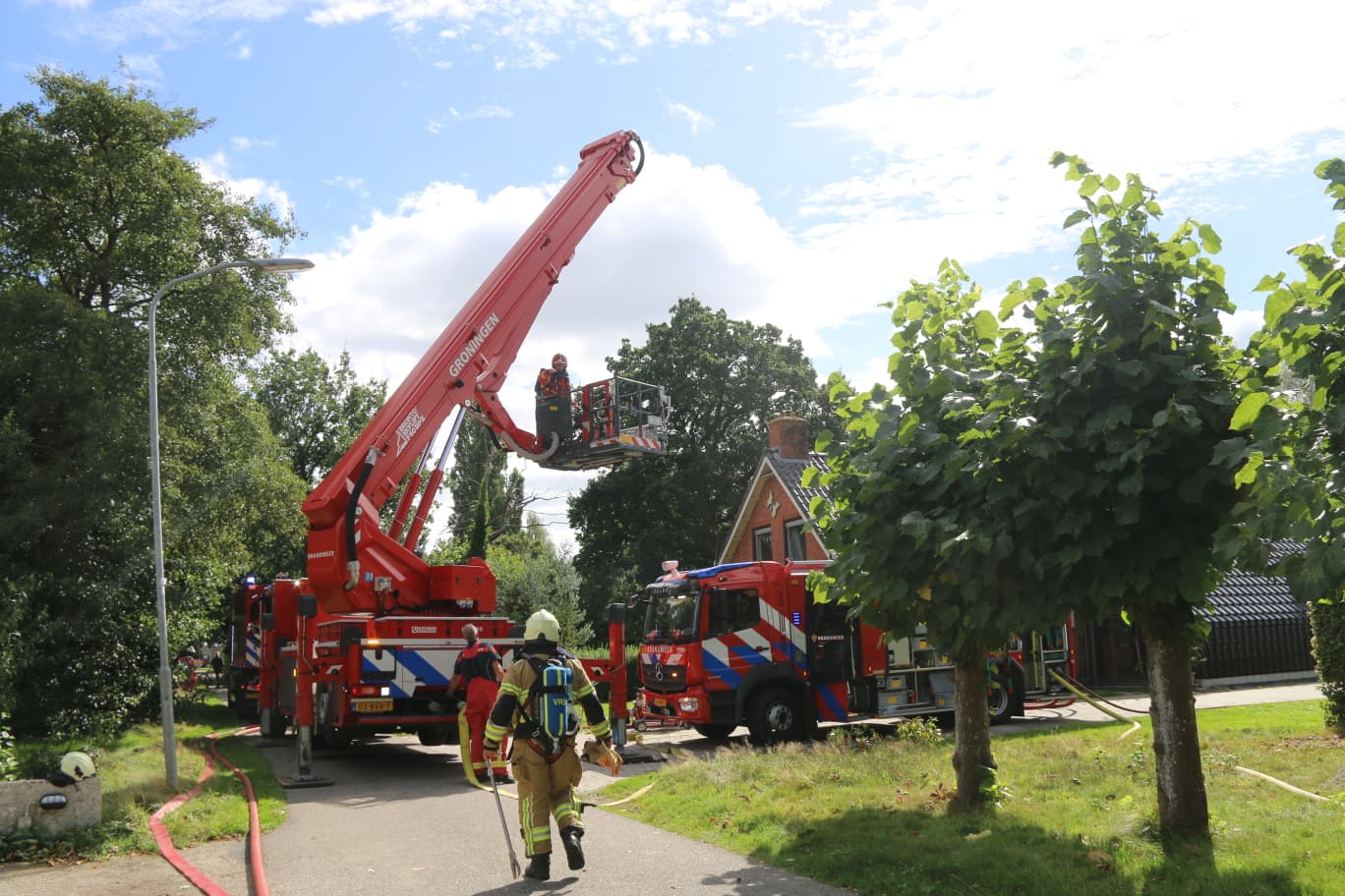Brand in dak van woonboerderij