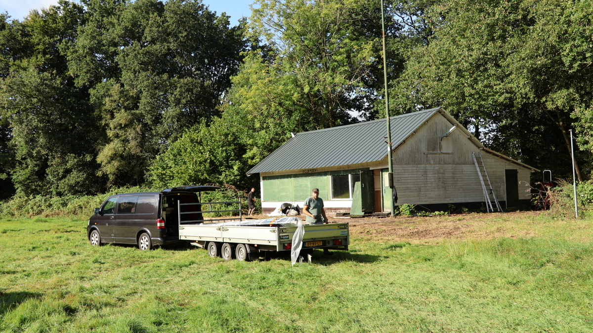 Nieuw dak voor kantine ijsclub Roden (video)