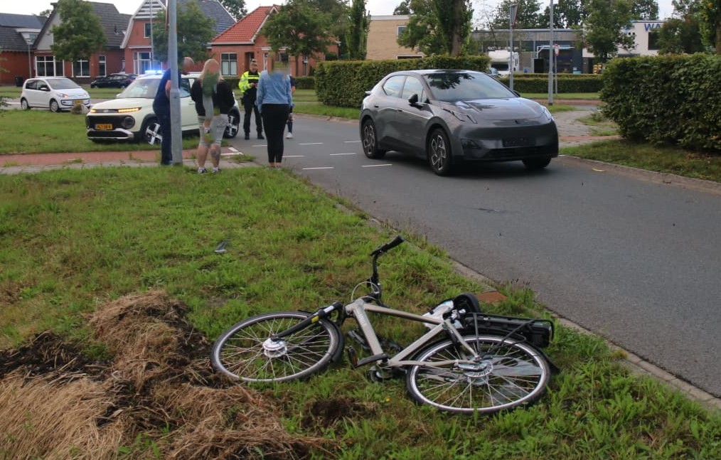 Fietser gewond na aanrijding bij oversteekplaats N372 in Leek