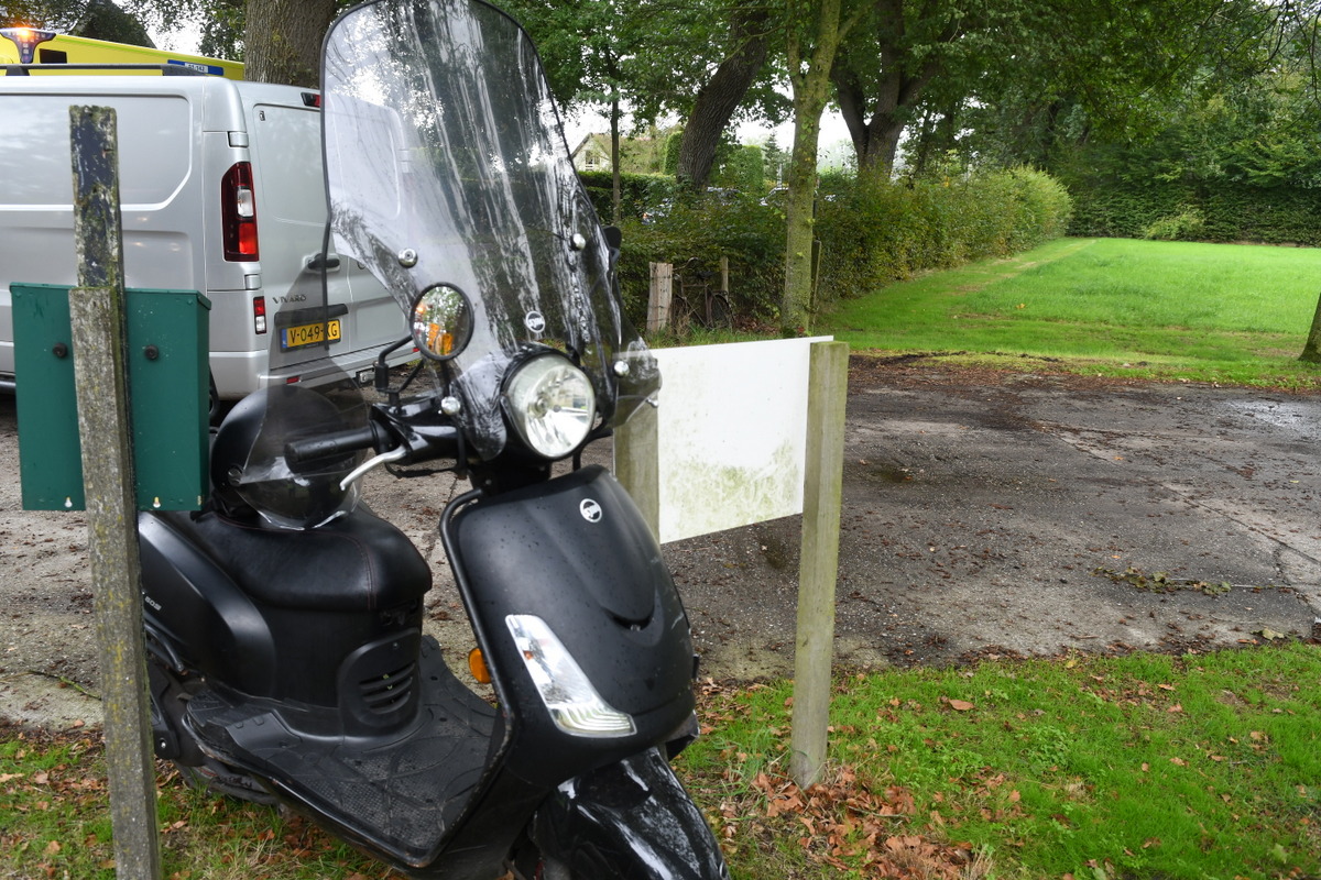 Bestuurster (17) scooter gewond geraakt bij verkeersongeval