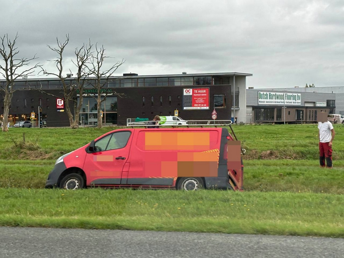 Bedrijfsbus belandt in sloot langs A7 bij Leek