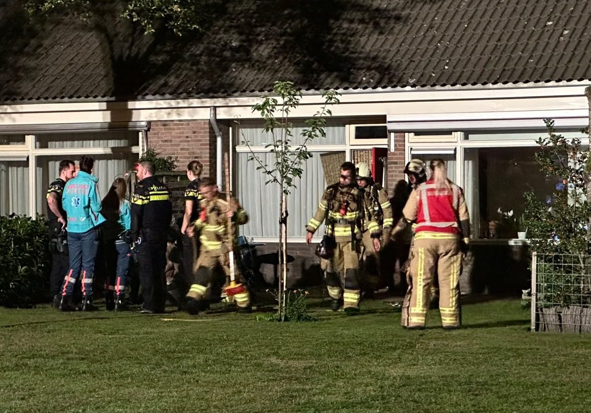 Woningbrand aan Mezenstraat in Norg, bewoonster behandeld in ambulance