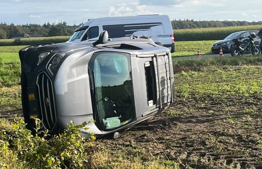 Auto op z’n kant in weiland na stevige botsing Esweg op kruispunt Middendrift