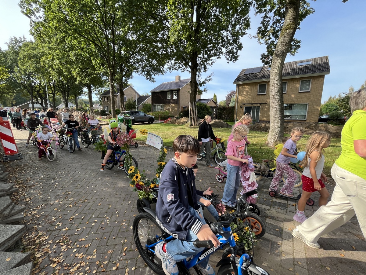 Zonnige mini-parade Rodermarktwagen Nietap/Terheijl