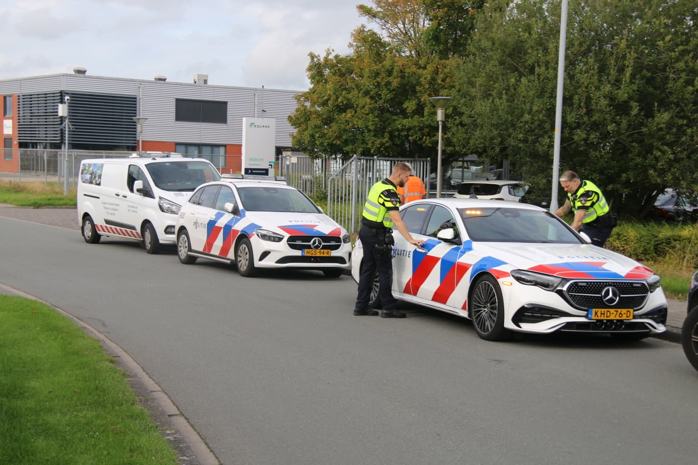 Auto en scooter botsen op kruising Oosteinde-Exportweg in Roden