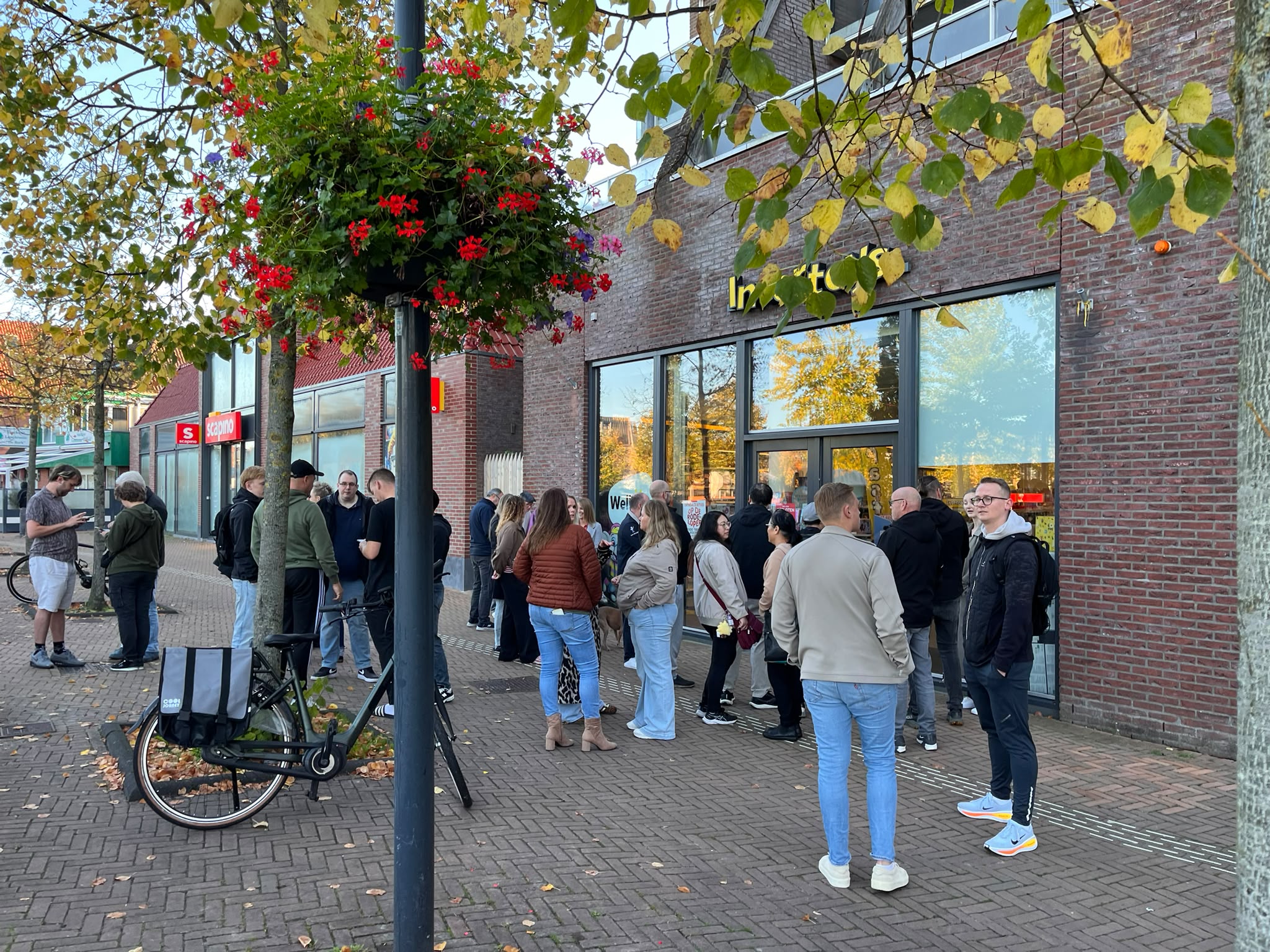 Pokémon-gekte in Roden: Tientallen fans wachten aan de Albertsbaan tot de deuren opengaan