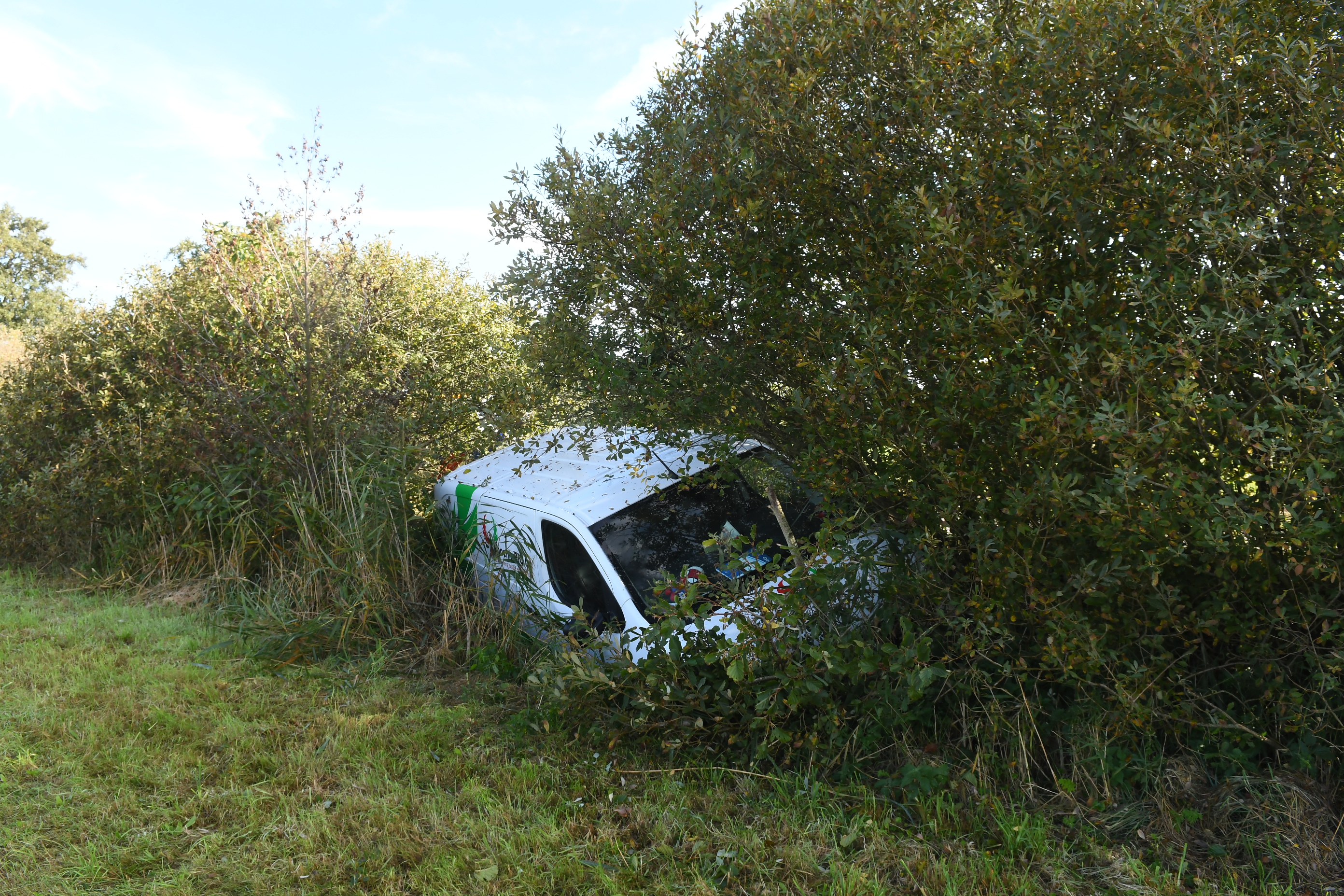 Bedrijfsauto vliegt uit de bocht en belandt in sloot