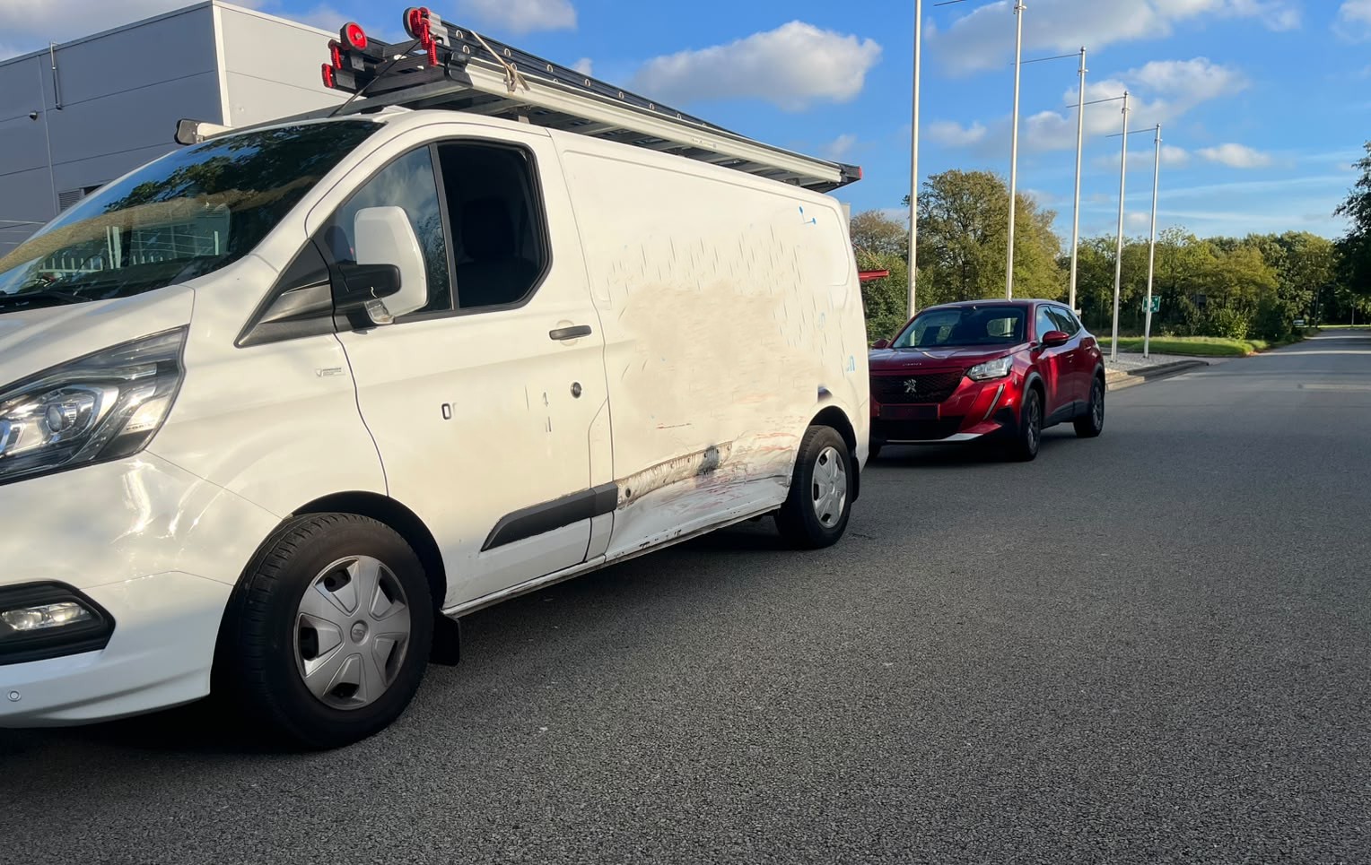 Auto en werkbus botsen op 2e Energieweg in Roden