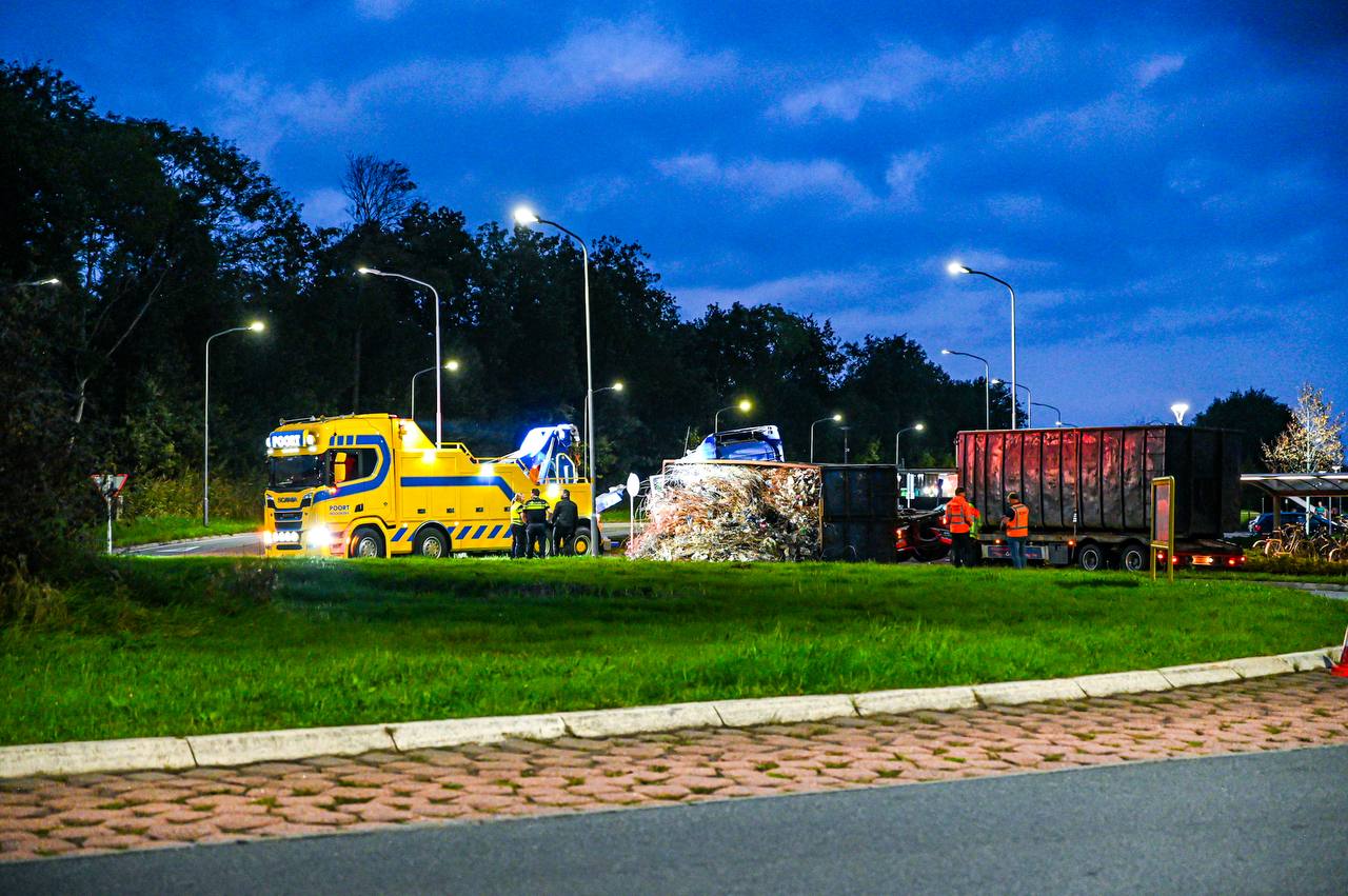 Grote ravage op N372: container vol oud ijzer valt van vrachtwagen