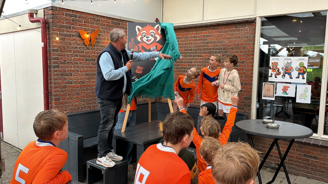 Feest bij vv ONR: Voetbalvereniging viert 60-jarig jubileum én onthult gloednieuwe clubmascotte