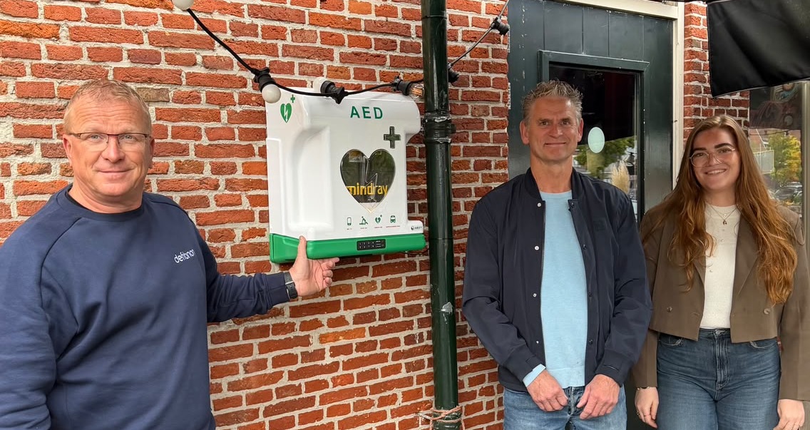 Winnende Rodermarktwagen levert Roden ook nog eens een AED op bij Mo’s Café