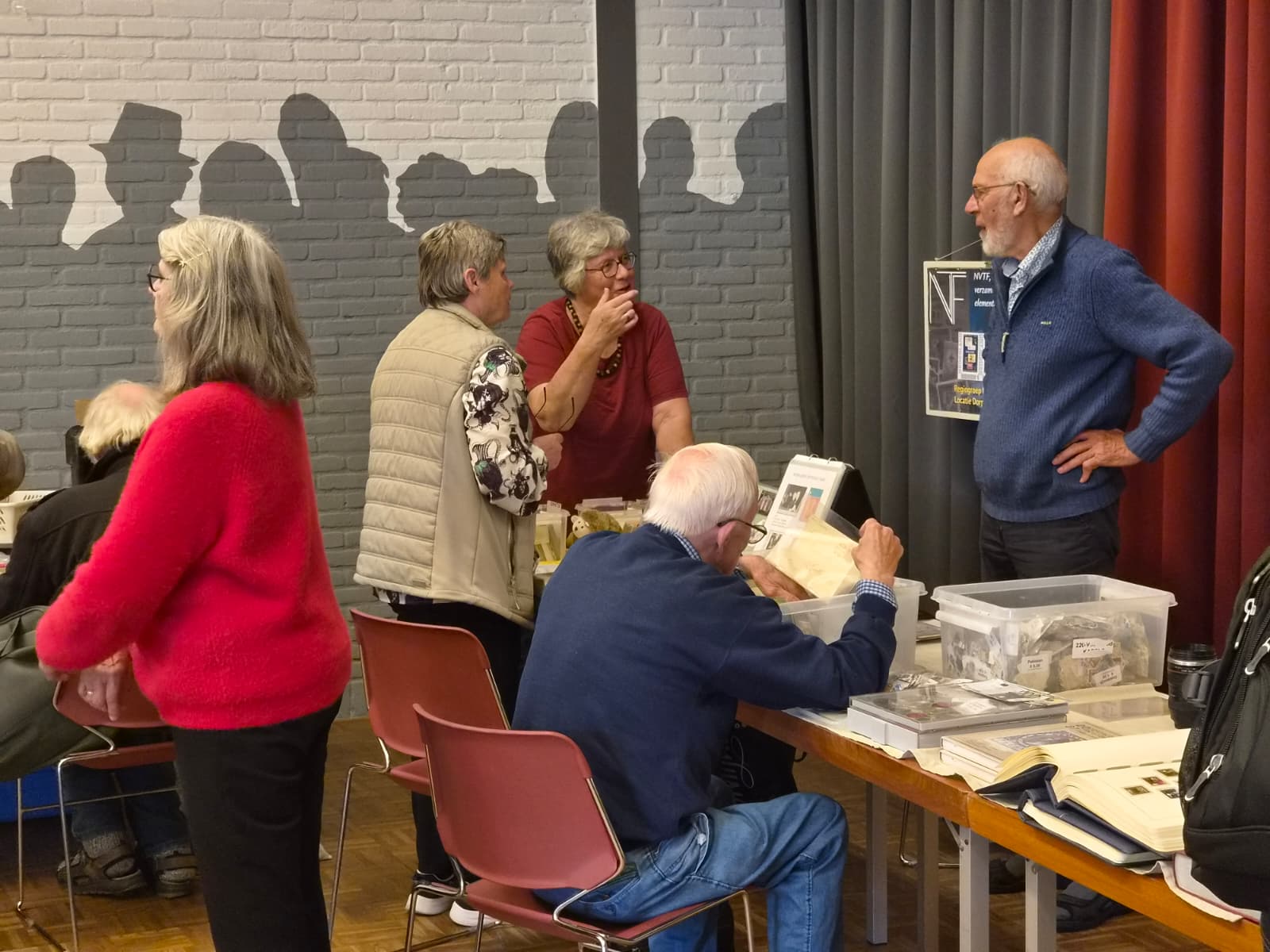 Grote opkomst en nieuwe leden op succesvolle postzegelbeurs in Nieuw-Roden