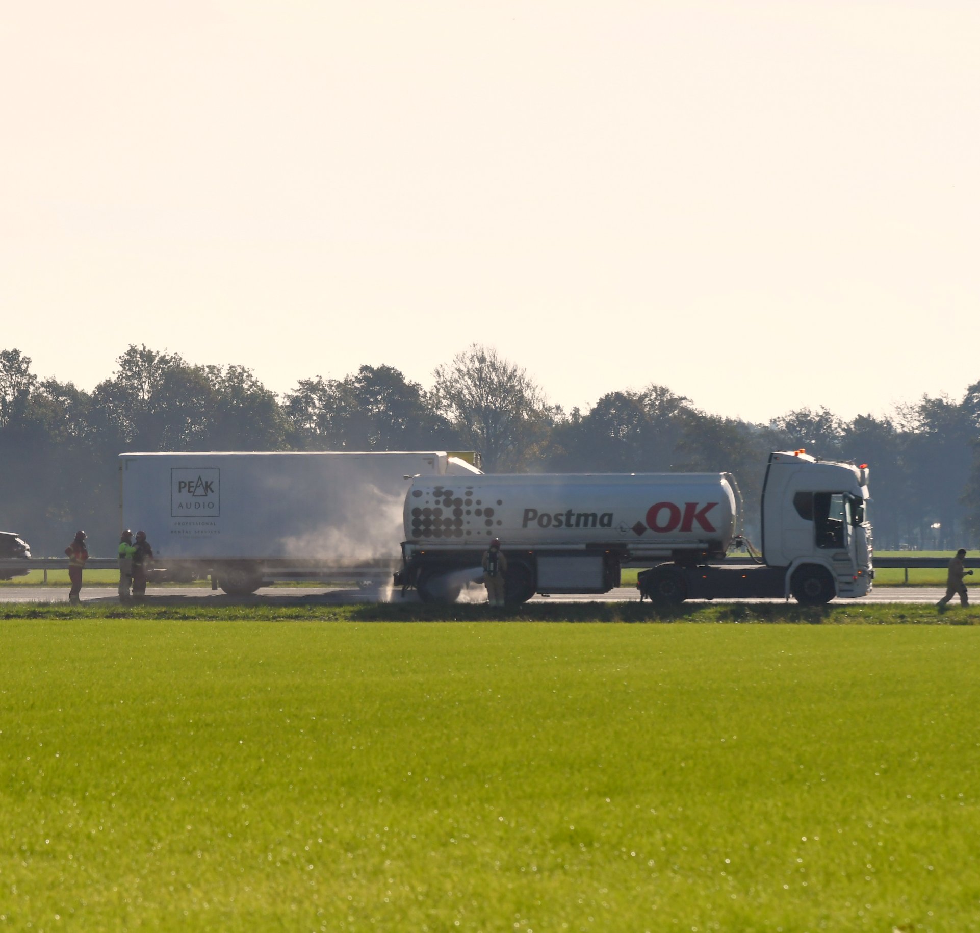 Brandweer blust vastgelopen remmen van vrachtwagen op A7