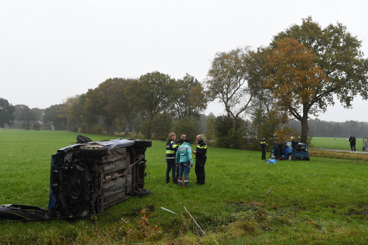 Twee auto’s belanden in weiland na botsing op kruising
